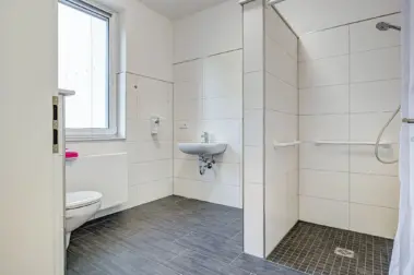 Badezimmer mit Dusche