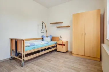 Zimmer mit Bett